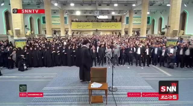   ورود رهبر انقلاب به حسینیه امام خمینی(ره) و آغاز دیدار هزاران نفر از معلمان سراسر کشور