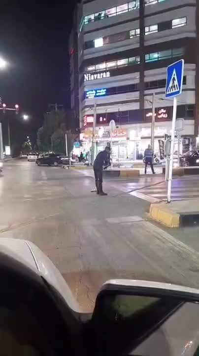   اقدام جالب مامور کلانتری در شاهین‌شهر؛ جارو کرده خرده‌شیشه‌ها برای جلوگیری از پنچر شدن خودروی شهروندان