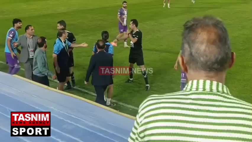   درگیری شدید نیمکت‌نشینان تیم آریو اسلامشهر با موعود بنیادی‌فر بعد از اعلام پنالتی