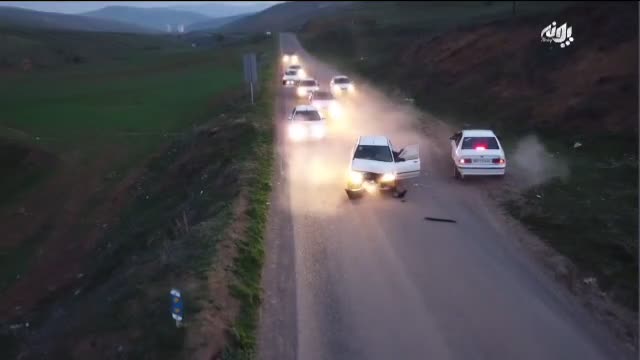   ویدیویی عجیب از لحظه تصادف ماشین عروس در جاده حین تصویربرداری هوایی