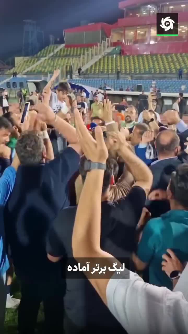   واکنش بامزه سیروس دین‌محمدی به ریختن آب روی سرش در کنفرانس خبری بعد از صعود به لیگ برتر