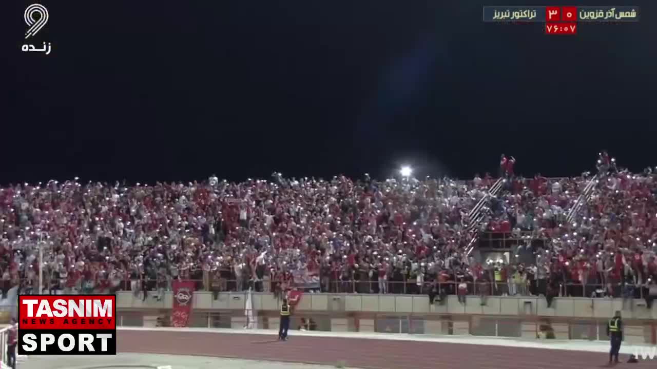   رقص نور با گوشی توسط هواداران تراکتور در جریان دیدار شمس آذر و تراکتور