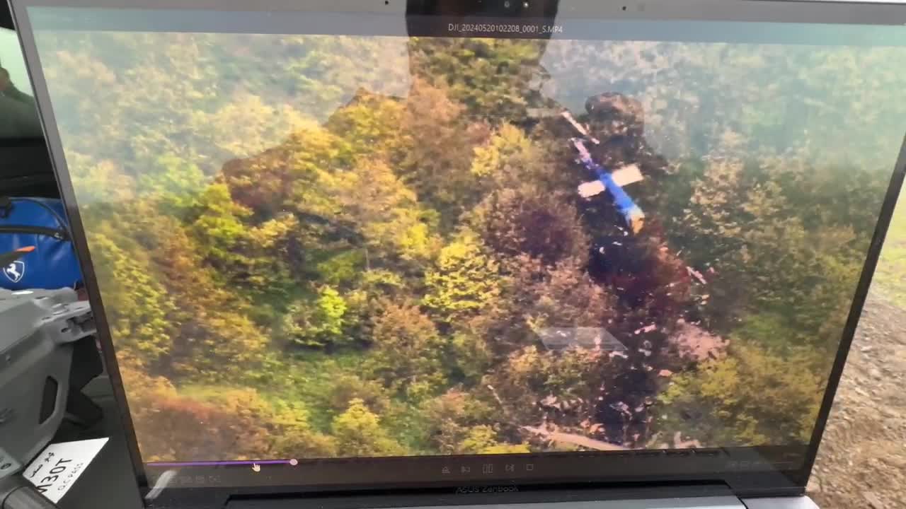   لحظۀ پیداشدن لاشه بالگرد شهید رئیسی توسط تیم پهپادی