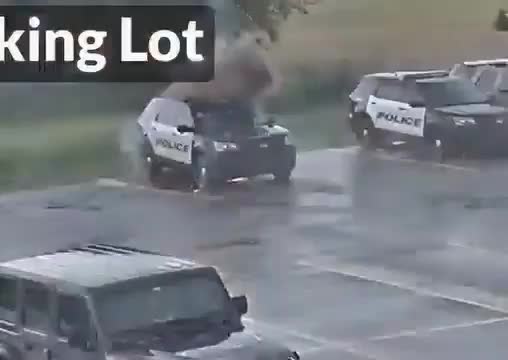   لحظه برخورد صاعقه به ماشین پلیس!