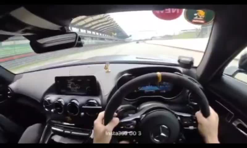   تصادف شدید مرسدس AMG GT با سرعت ۲۲۹ کیلومتر بر ساعت در پیست