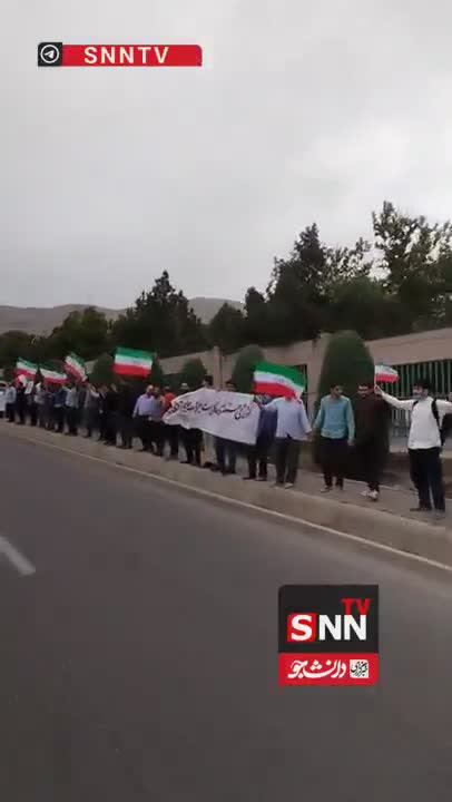   تشکیل زنجیره انسانی پیرامون مرکز تحقیقاتی انرژی هسته‌ای در کرج