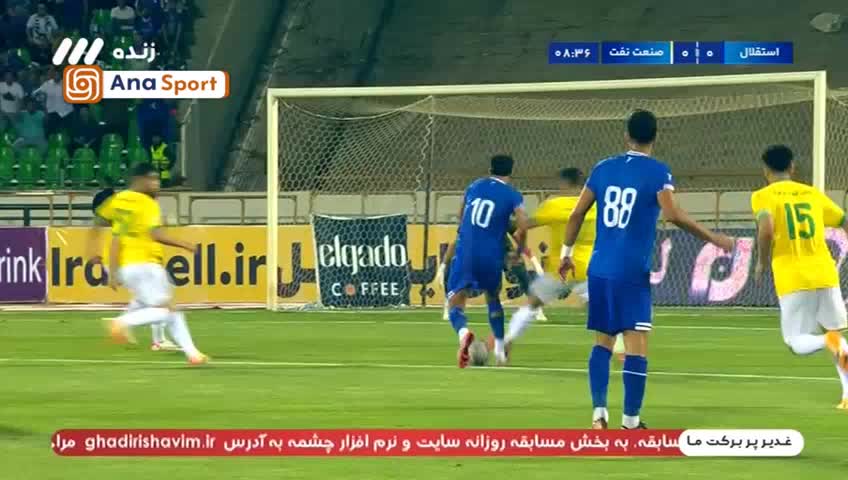   لحظه زمین خوردن رضاییان درون محوطه جریمه نفت آبادان