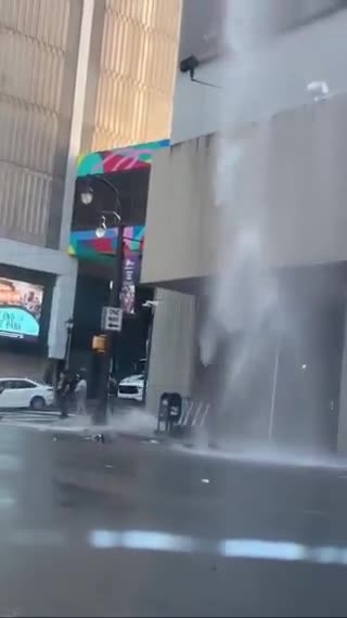   تصاویر باورنکردنی از سرریز شدن آب استخر ساختمان وستین به وسط خیابان!