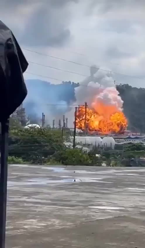   اولین تصاویر از آتش‌سوزی مهیب در بزرگترین پالایشگاه نفت اکوادور