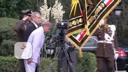   تصاویری از لحظه تذکر دژبان تشریفات ریاست‌جمهوری به پزشکیان