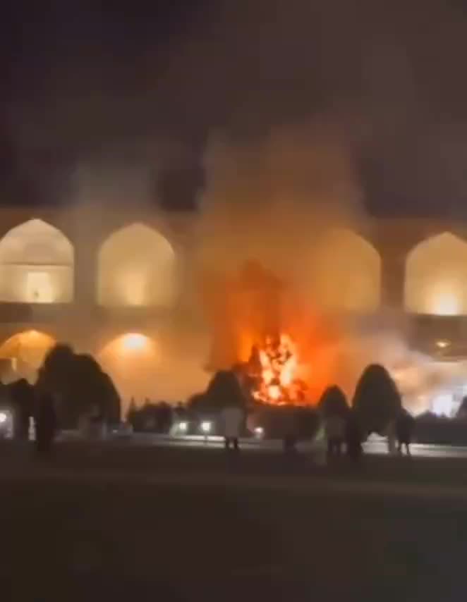   آتش گرفتن یک درخت در میدان نقش جهان اصفهان