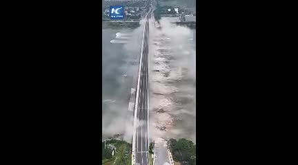   انفجار کنترل شده یک پل قدیمی در استان جیانگشی چین