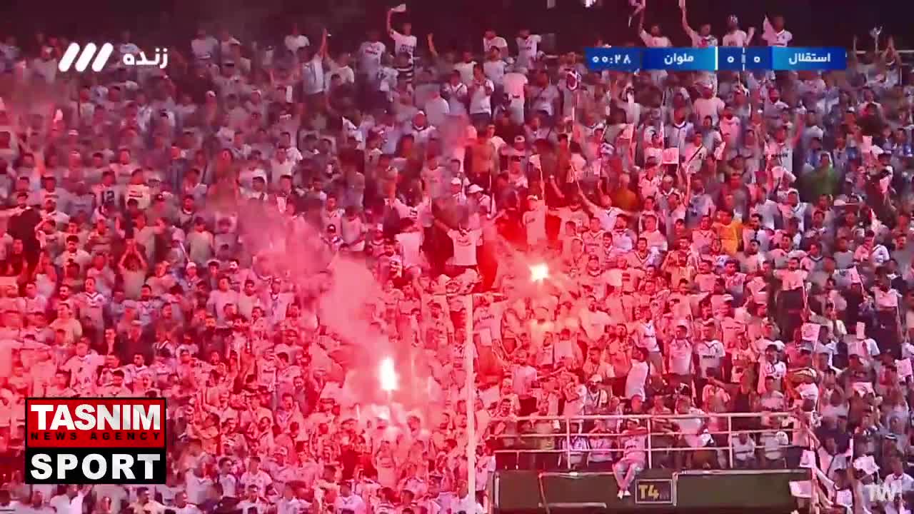   آتش‌بازی هواداران ملوان روی سکوهای ورزشگاه امام خمینی اراک