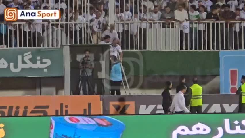   انتقال یکی از هواداران بد حال ملوان با آمبولانس به بیرون ورزشگاه