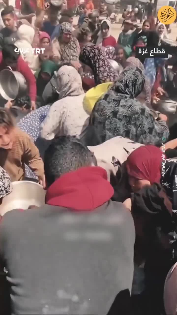 ببینید؛ زن فلسطینی در غزه باقی‌مانده‌های غذا را از زمین جمع می‌کند