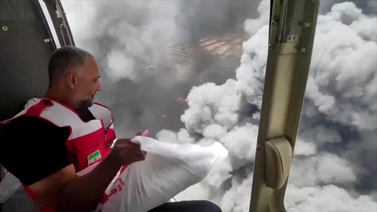 لحظه هولناک از انفجار زیر بالگرد هلال احمر حین عملیات اطفاء حریق بندر شهید رجایی! ۱۳ اردیبهشت ۱۴۰۴