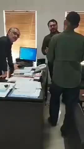   ویدیویی از اعتراض چند نفر در دفتر سرپرست اداره فرهنگ و ارشاد بوشهر به خاطر صدور مجوز برای فستیوال کوچه