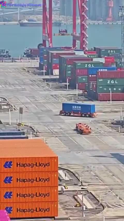   تخلیه کشتی و حمل کانتینرها در بندر گوانگژوی چین همانند بازی‌های کامپیوتری / کسی در محوطه نیست!