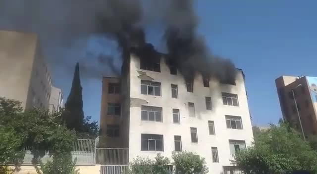 تصاویر دلهره‌آور از آتش‌سوزی در مرکز پایتخت؛ مهار آتش در آخرین لحظات| 10 خرداد 1404