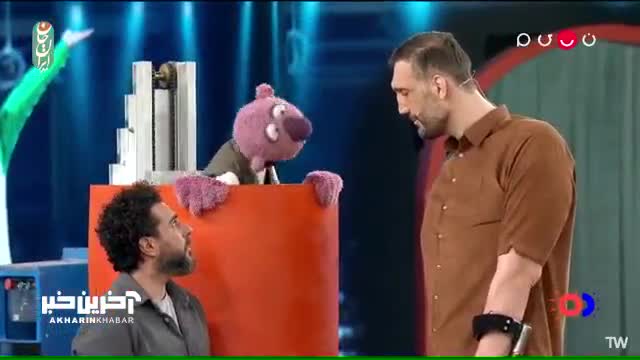   لحظه تقابل مرتضی مهرزاد قدبلندترین والیبالیست ایران و جناب خان!