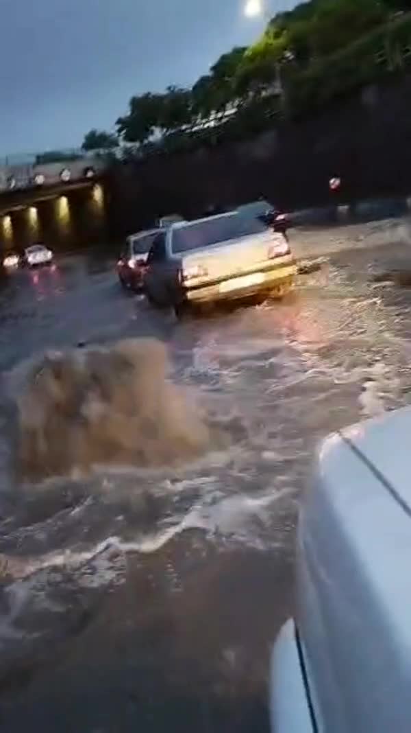   خیابان‌های تبریز استخر شد!