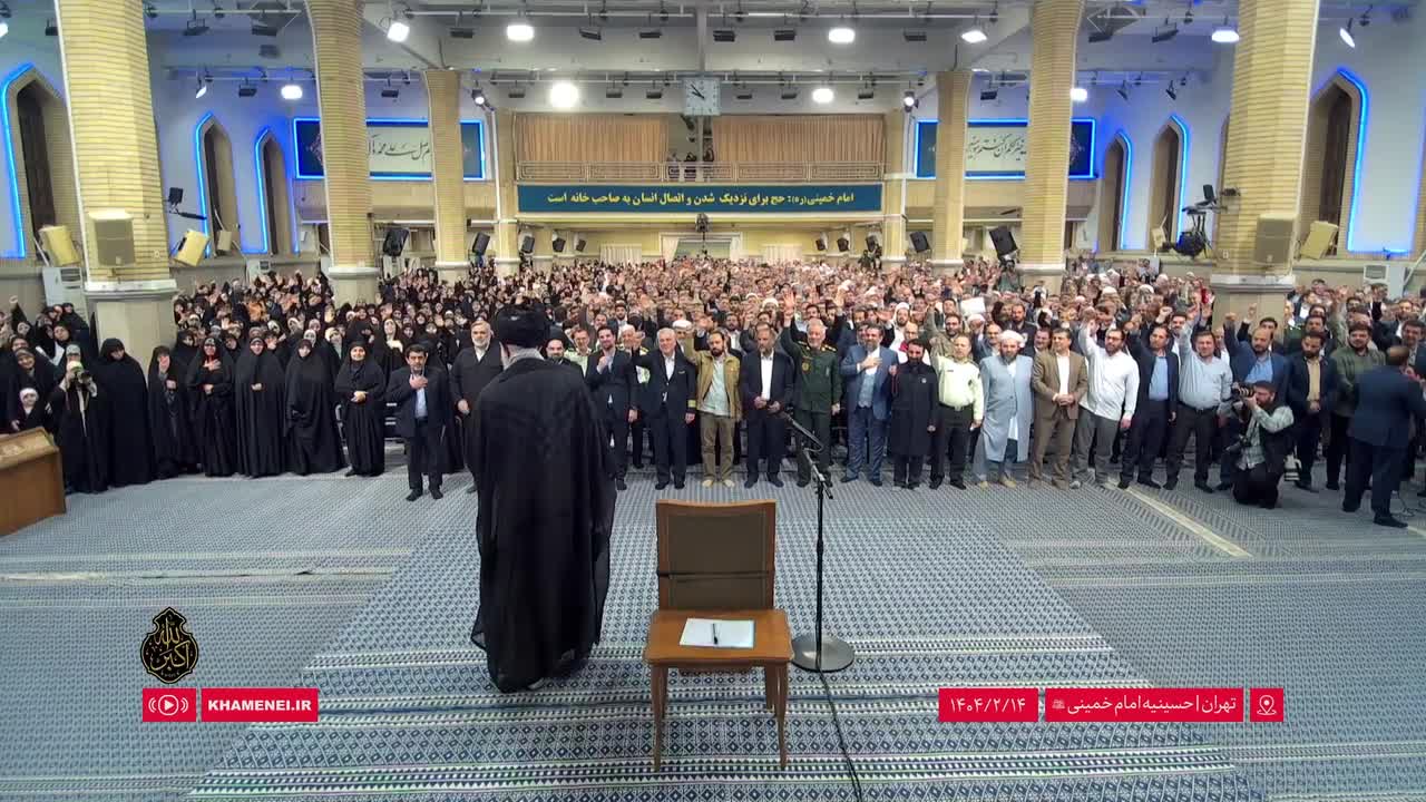   لحظه ورود رهبر انقلاب به حسینیه امام خمینی و آغاز دیدار کارگزاران حج