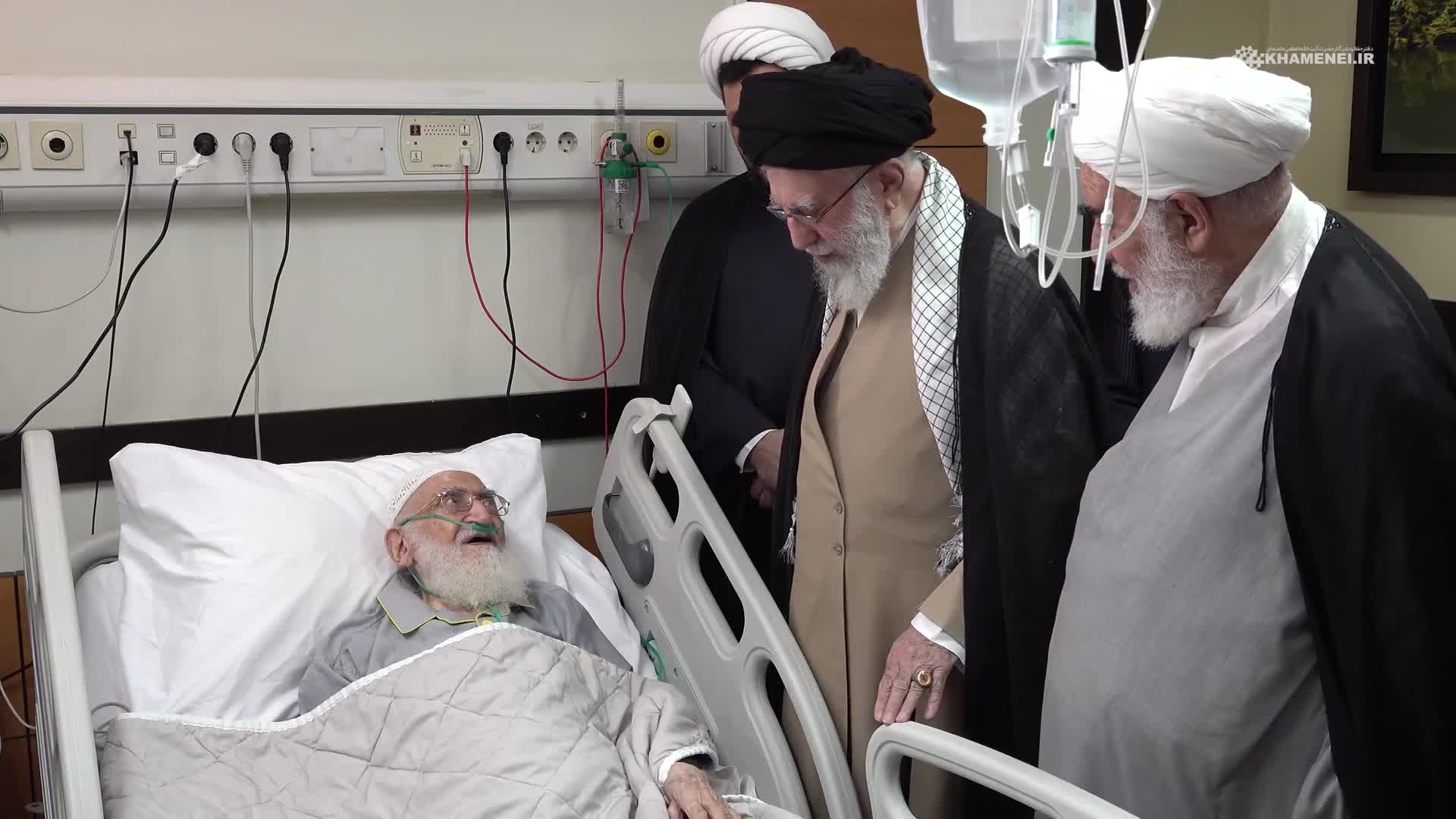   لحظاتی از عیادت رهبر انقلاب از حضرت آیت‌الله نوری همدانی