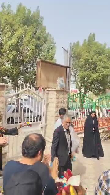   گل‌باران مدیر فرهنگ و ارشاد بوشهر توسط هنرمندان و اهل فرهنگ برای حمایت از فستیوال کوچه