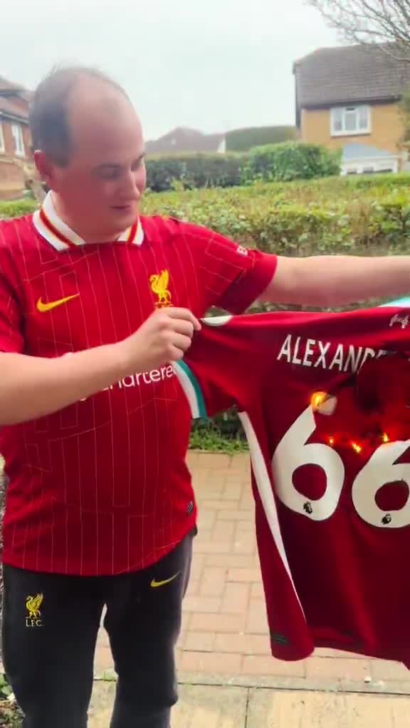   ترکش‌های جدایی از لیورپول/ پیراهن آرنولد را سوزاندند