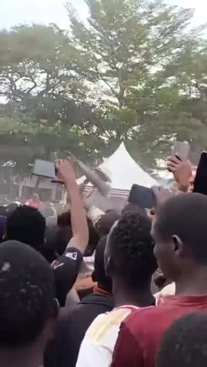   پرتاب لنگه کفش به سمت رئیس جمهور کنیا