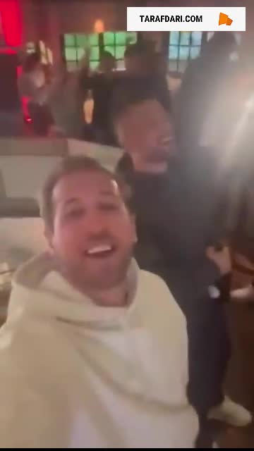   فریاد شادی هری کین با خواندن ترانه «ما قهرمانیم» پس از اولین جام دوران حرفه‌ای