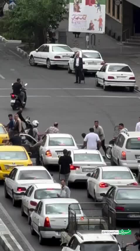   لحظه دستگیری یک دزد توسط مردم در تهران