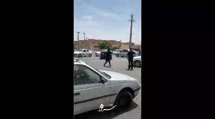   اقدام بی‌نظیر زن سیرجانی وسط چهارراه بعد از قطع برق!