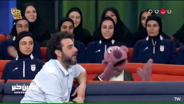   سرودخوانی جناب خان برای بانوان فوتسالیست؛ زیاده‌روی کردم محسن؟!