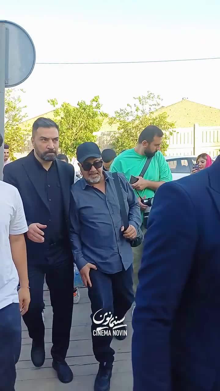   استایل و چهره خندان رضا عطاران در اکران مردمی فیلم جدیدش