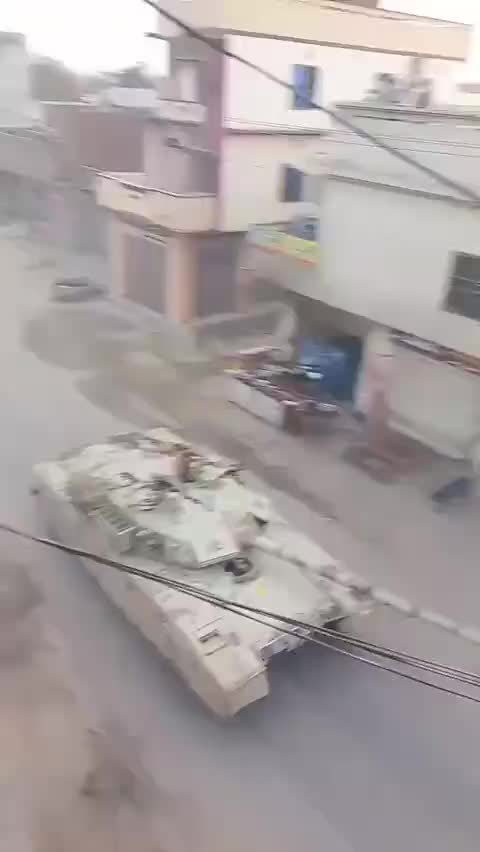   تانک‌های پاکستان در حال پیشروی به سمت مرز هند و پاکستان