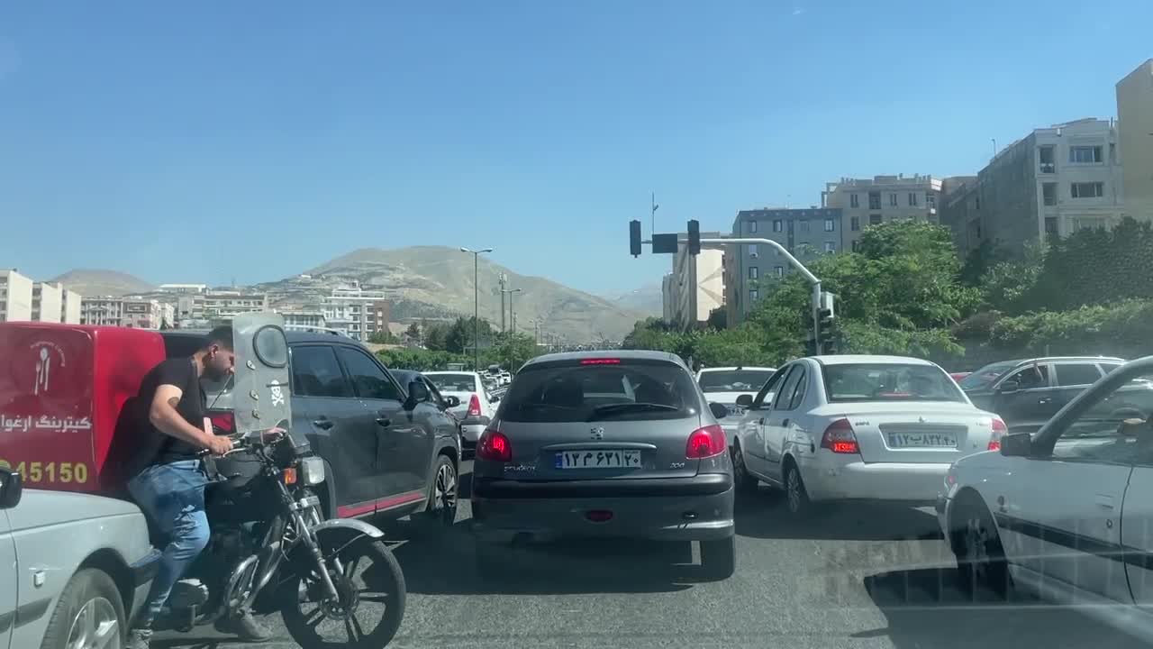   قطع برق و خاموشی چراغ راهنمایی و ترافیک سنگین در تقاطع بزرگراه ستاری تهران