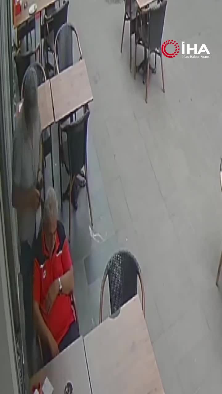   بی‌وجدانی یک دزد؛ لحظه سرقت عجیب گوشی همراه یک مرد میانسال در شیرینی‌فروشی