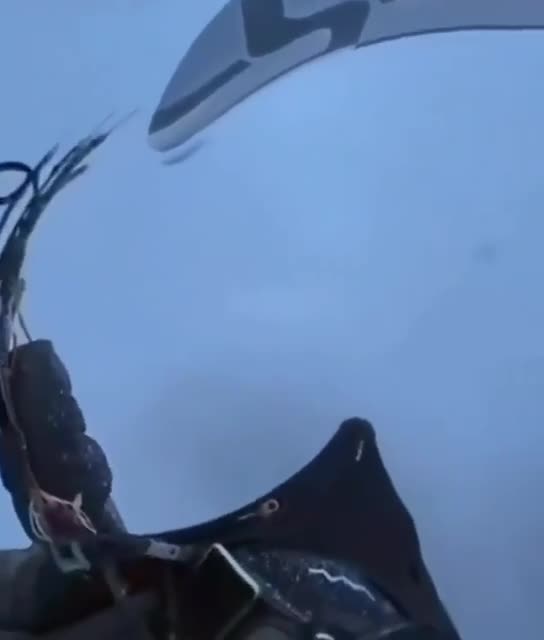   تصویر عجیب پاراگلایدر سوار چینی