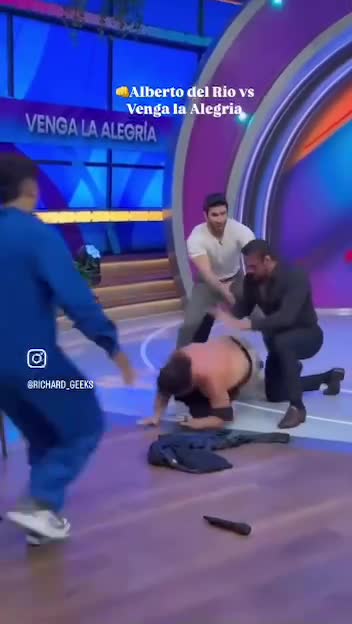   کتک‌کاری وحشیانه روی آنتن زنده؛ حمله آلبرتو دل ریو به عوامل برنامه!