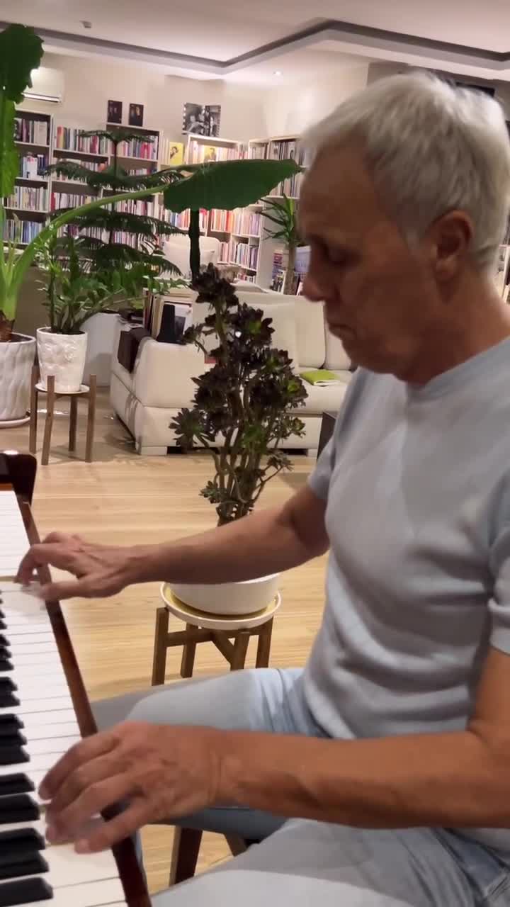   پیانو نوازی حمید علیدوستی با پیانوی ناکوک در روزهای به‌هم‌ریخته!