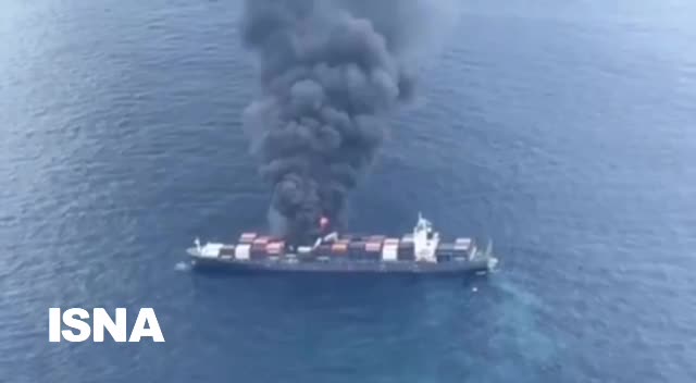   آتش‌سوزی یک کشتی باری در سواحل هند