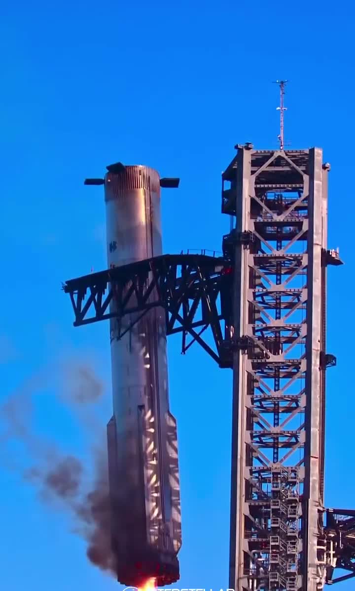   فرود باشکوه استارشیپ در هشتمین پرتاب بر بازوهای رباتیک