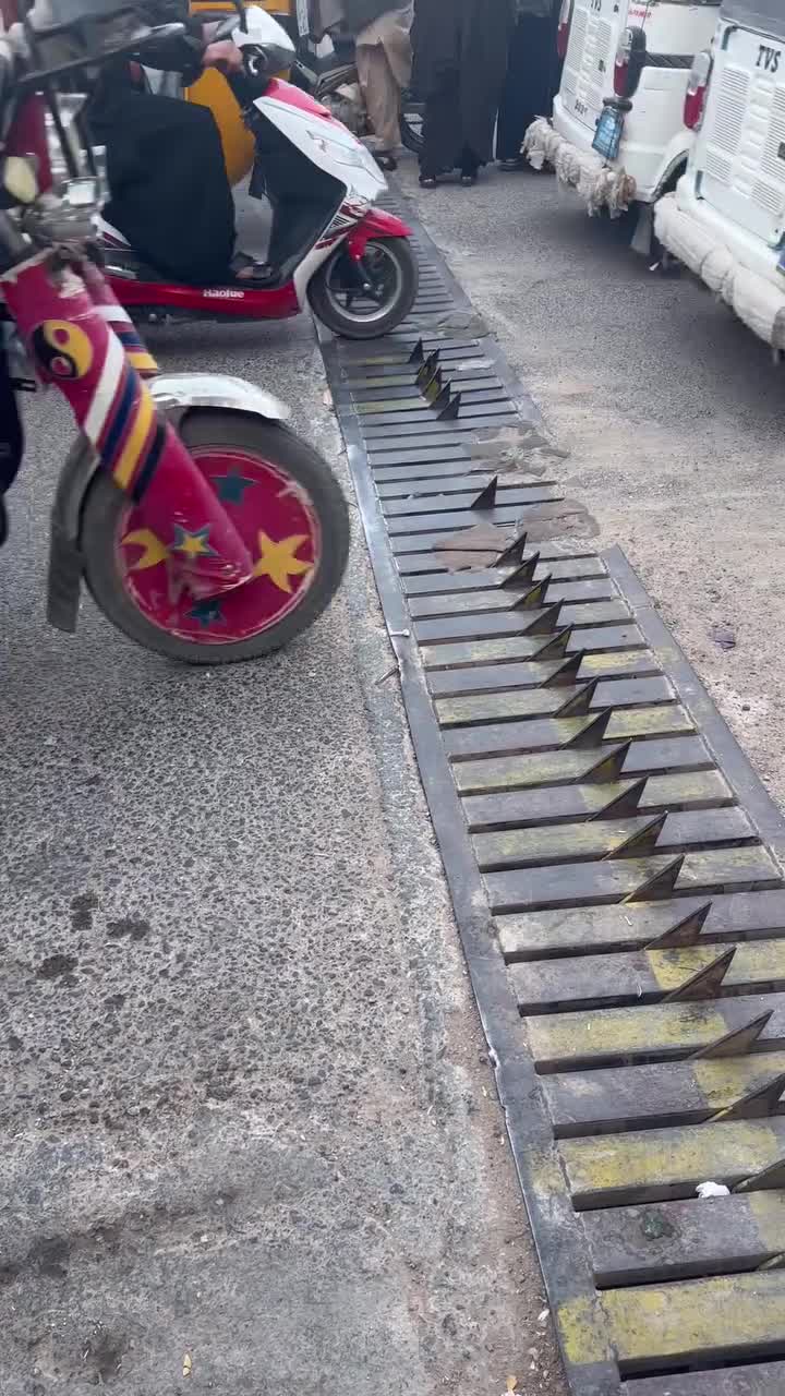   روش عجیب و خطرناک پلیس برای جلوگیری از رانندگی خلاف  در هرات!