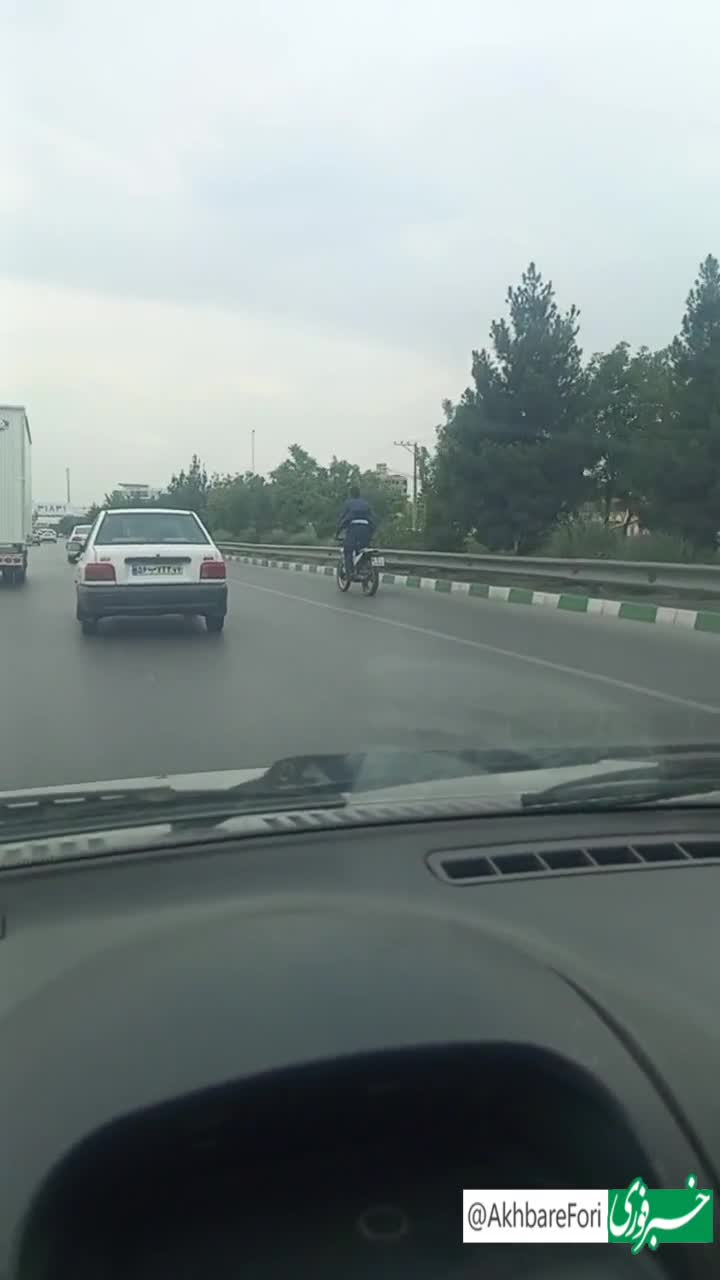 اقدام شکه کننده و خطرناک یک موتورسوار در مشهد | ایستاده تخمه خوردن روی موتور | 21 خرداد 1404
