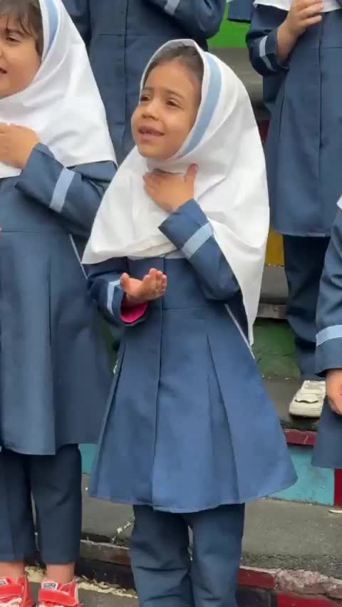   آوازخوانی احساسی یک دختر بچه در مدرسه با آهنگ محمد اصفهانی