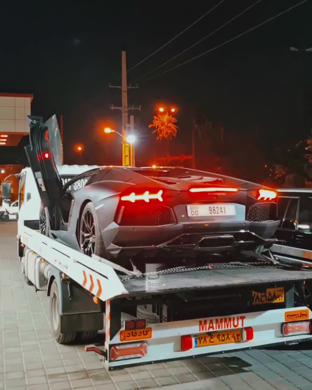    ویدئویی از ورود یک لامبورگینی آونتادور ۱۲ سیلندر به کشور