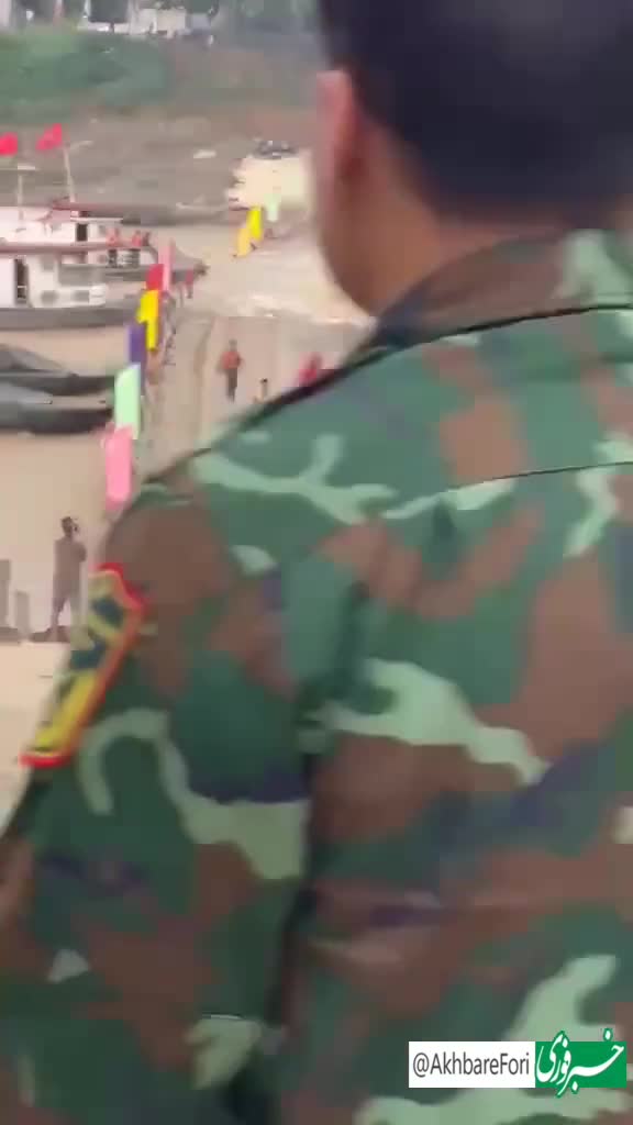   لحظه فرو ریختن پل شناور وونگ چائو در کشور ویتنام