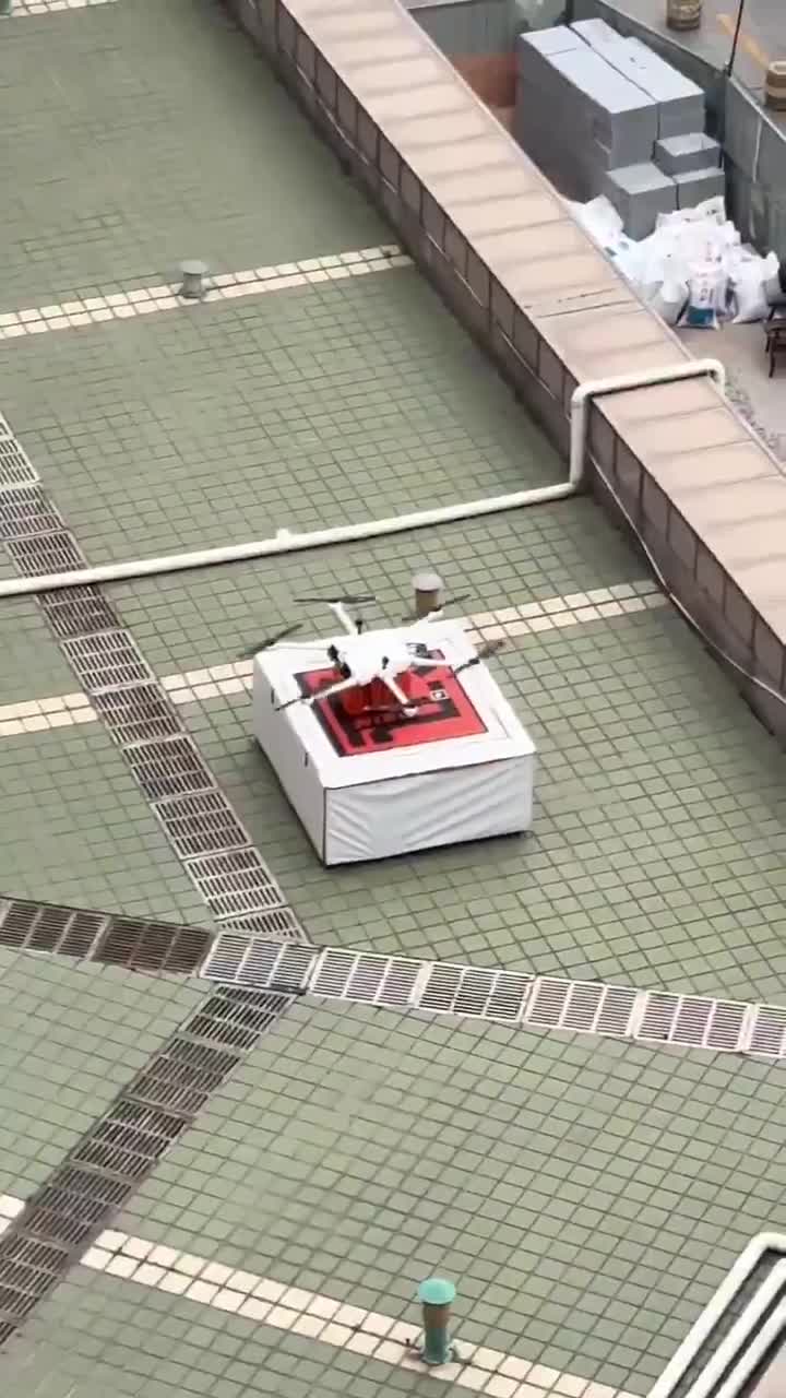   پرستار یک بیمارستان در چین در حال ارسال نمونه‌های آزمایشگاهی با کمک پهباد!