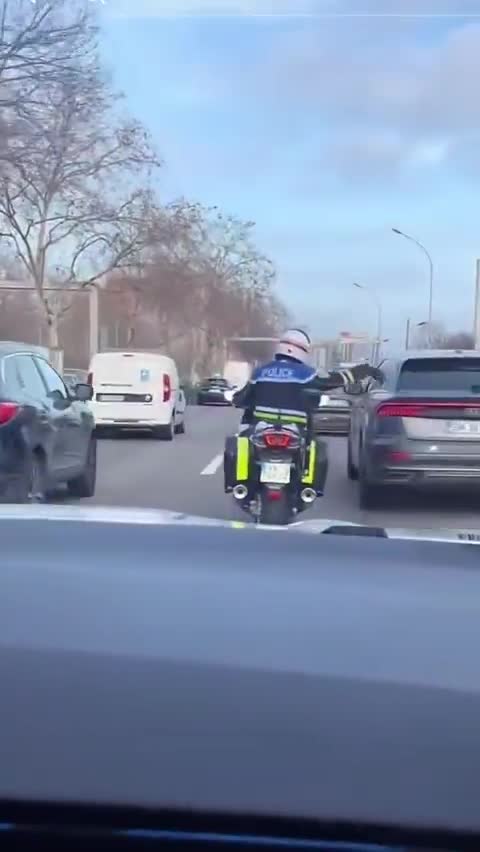   واکنش سریع پلیس فرانسه برای باز کردن خیابان جهت عبور آمبولانس حامل عضو پیوندی